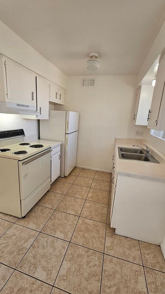 1622 N Beverly Ave #22 - Photo 3 of 10