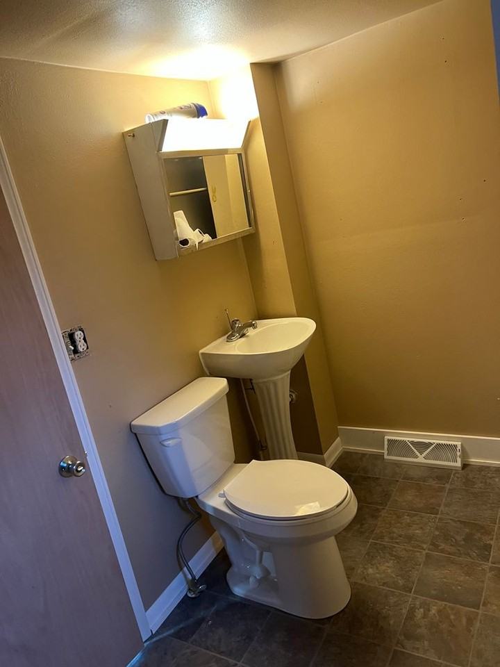 1835 S Crosby Ave - Photo 3 of 17