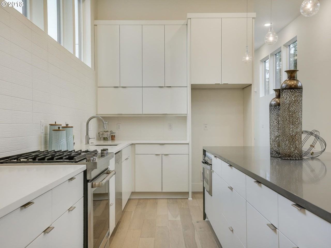 4042 Ne 10th Ave - Photo 3 of 32