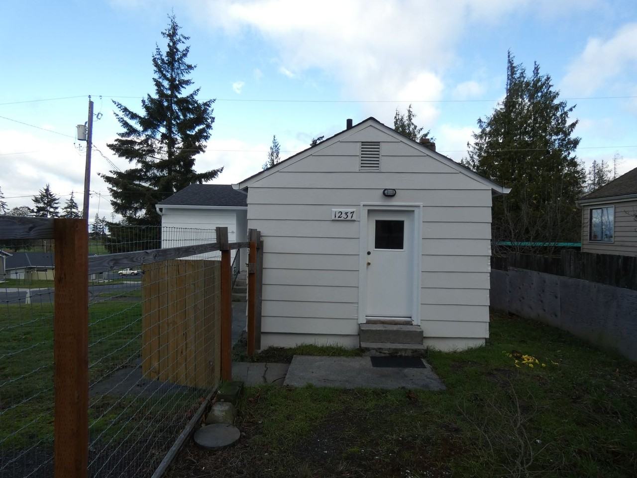 1237 W 9th St - Photo 2 of 25