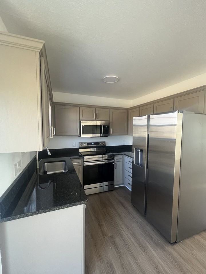 2615 E 6th St - Photo 4 of 15