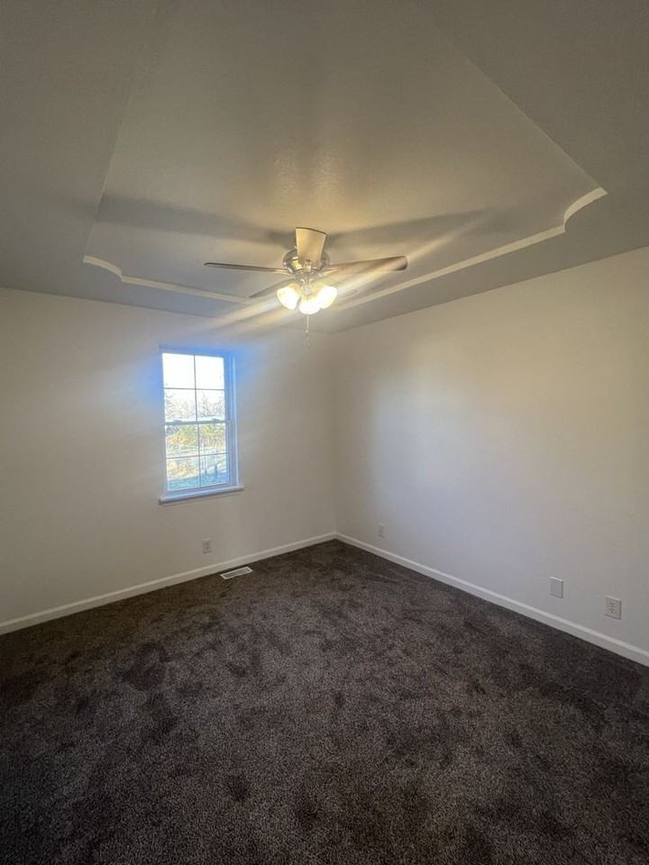 2615 E 6th St - Photo 5 of 15