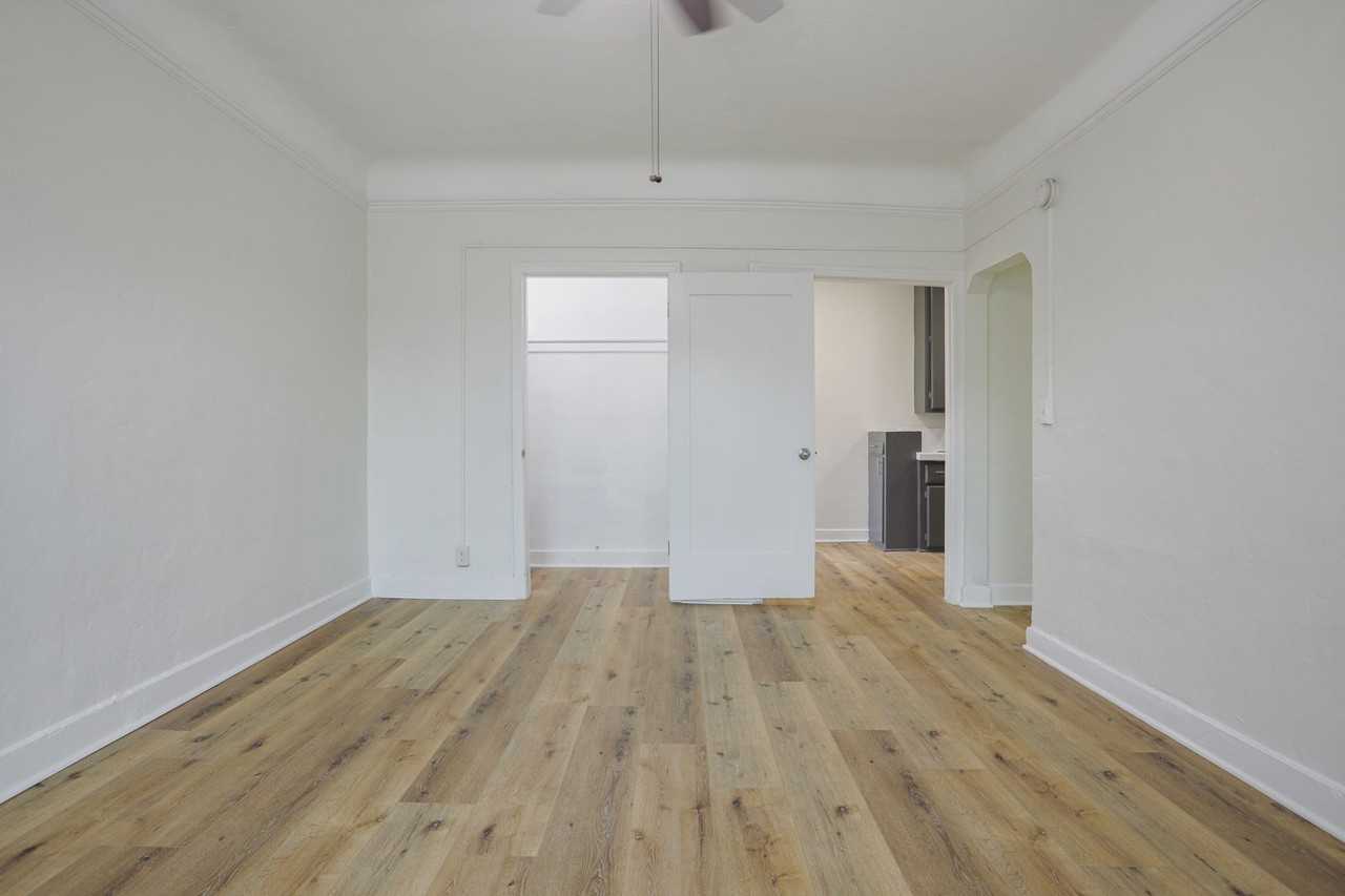 Catalina Apartments - Photo 6 of 19