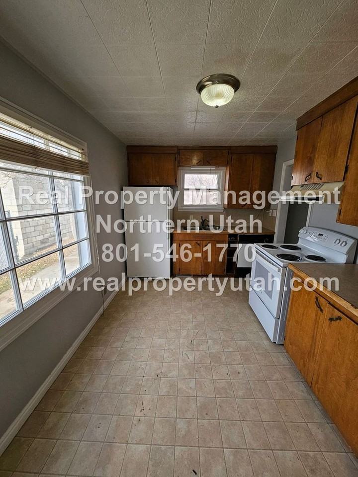 1370 23rd St - Photo 5 of 26