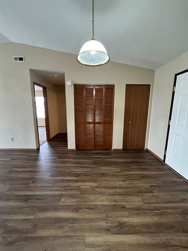 2001 S Morris Ave - Photo 2 of 13