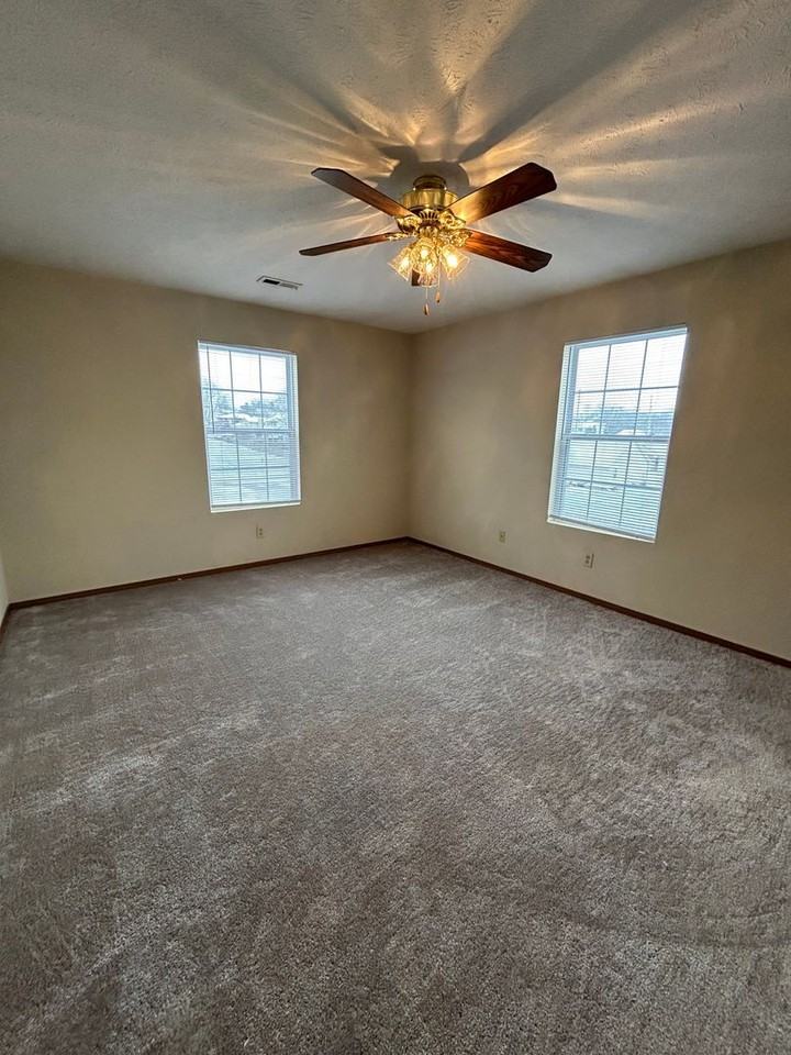 2001 S Morris Ave - Photo 7 of 13