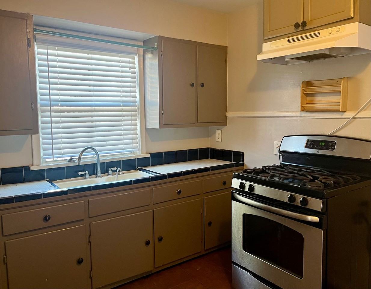 2624 Rittiner Dr - Photo 4 of 10