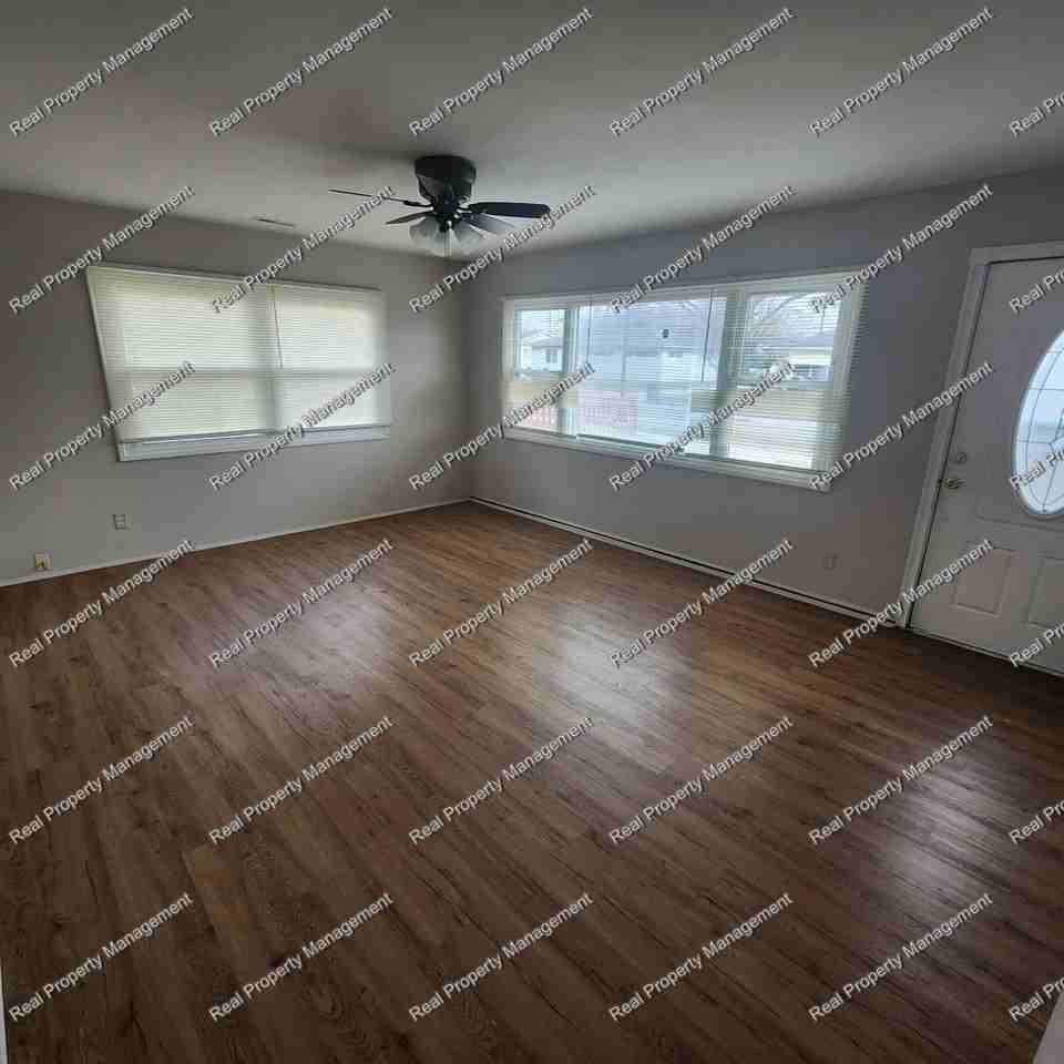 7832 Catalpa Ave - Photo 2 of 10