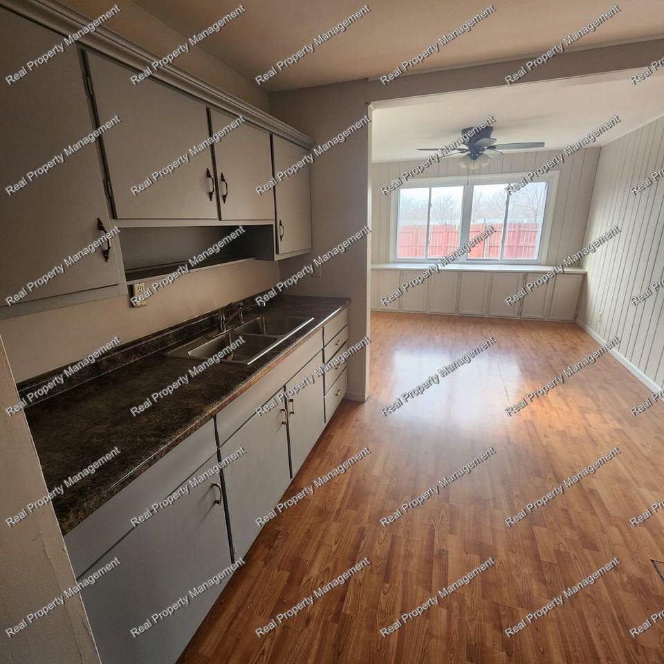 7832 Catalpa Ave - Photo 3 of 10