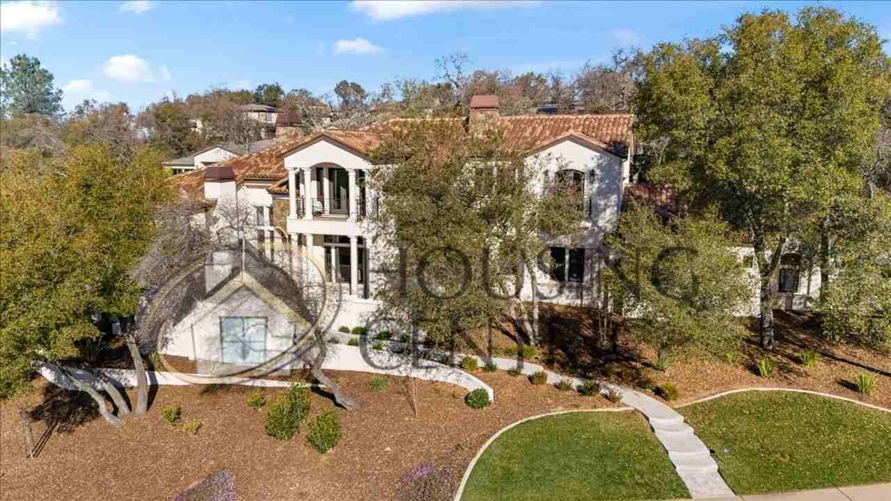 3924 Greenview Dr - Photo 2 of 50