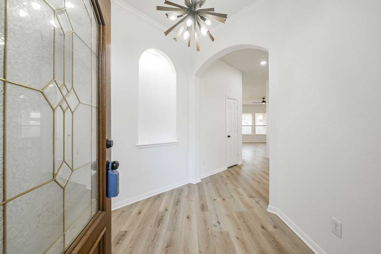 539 Lockland Ln - Photo 3 of 43