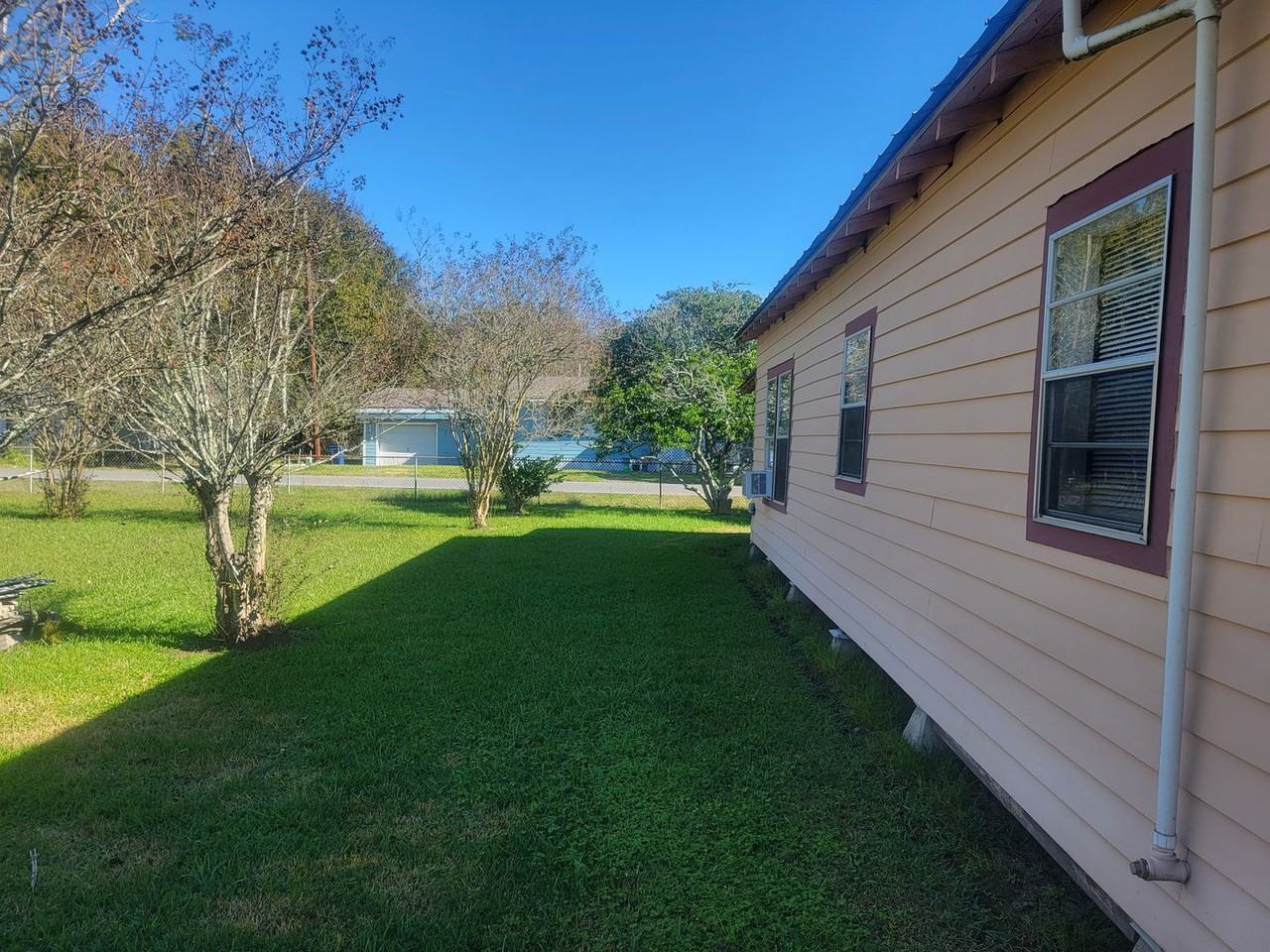 1003 William Egan Ave - Photo 3 of 6