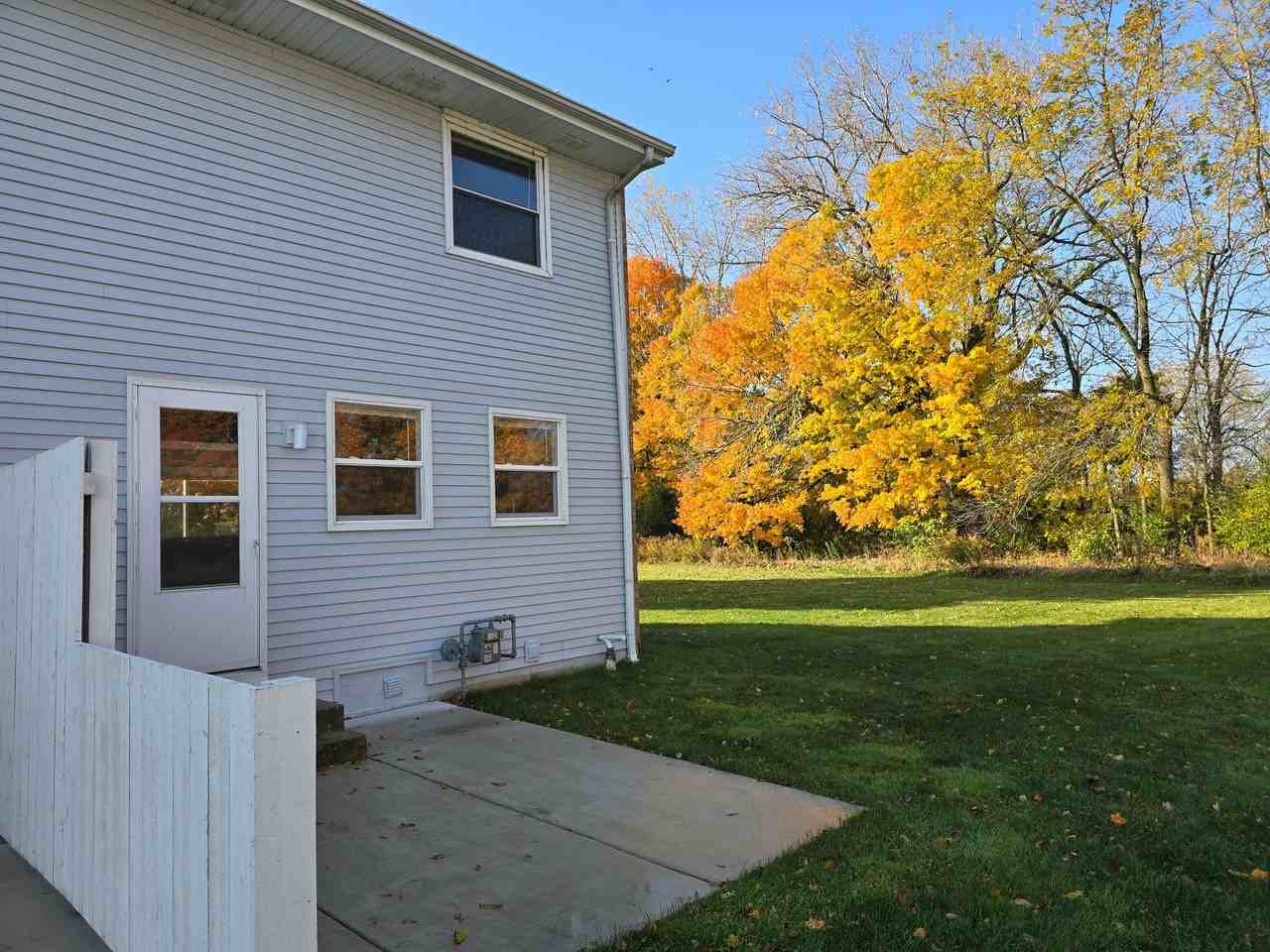 Beautiful Remodeled 2 bedroom Townhome - Photo 2 of 5