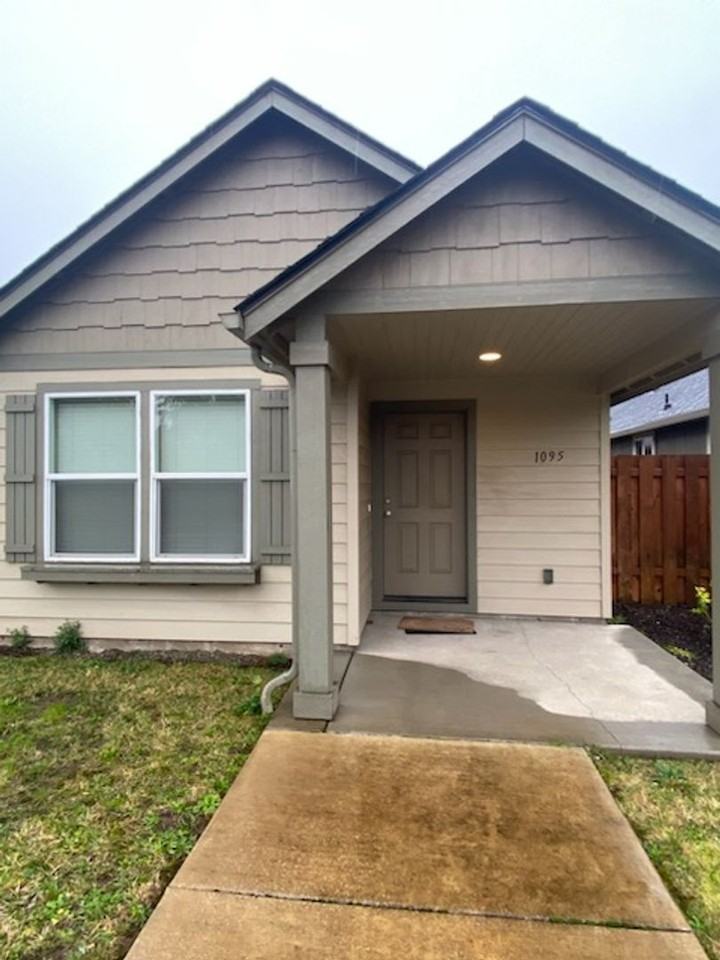 1095 1095 Pacific Hwy 99 South - Photo 2 of 18