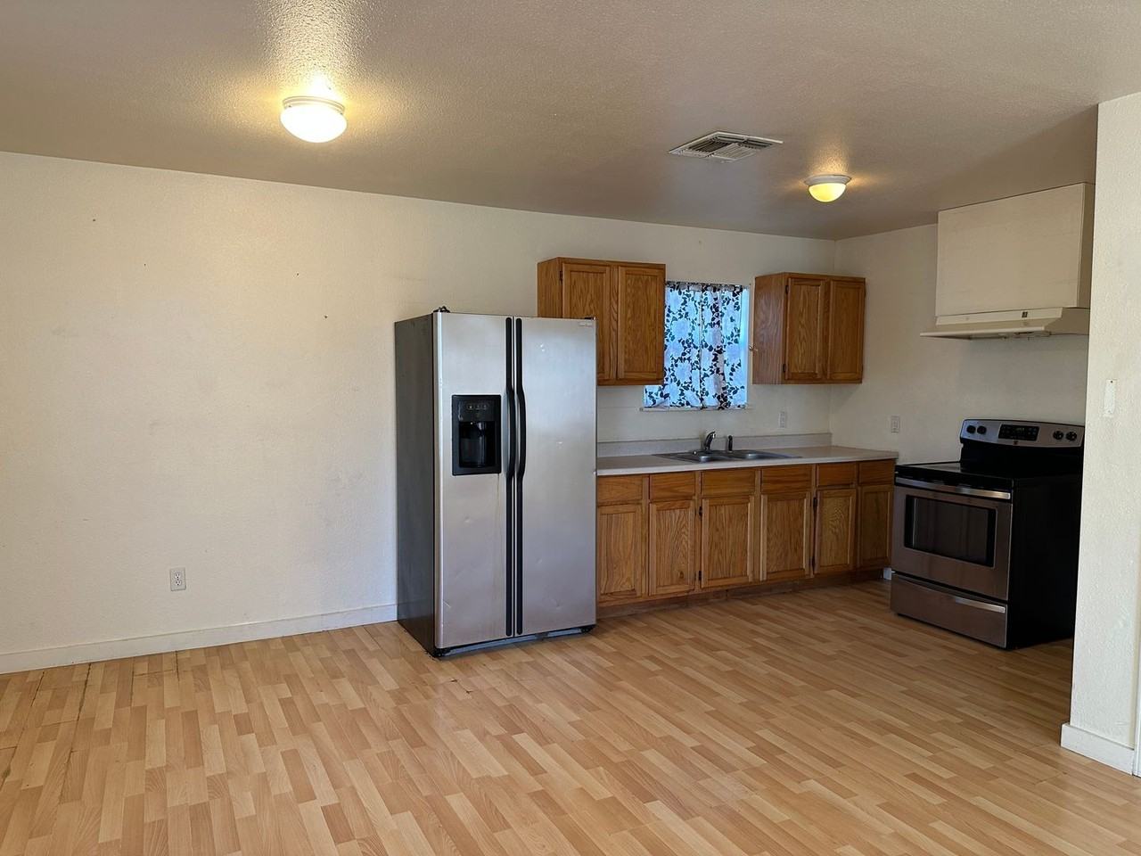 434 W Avenue F - Photo 2 of 7