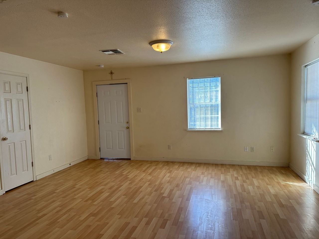 434 W Avenue F - Photo 3 of 7