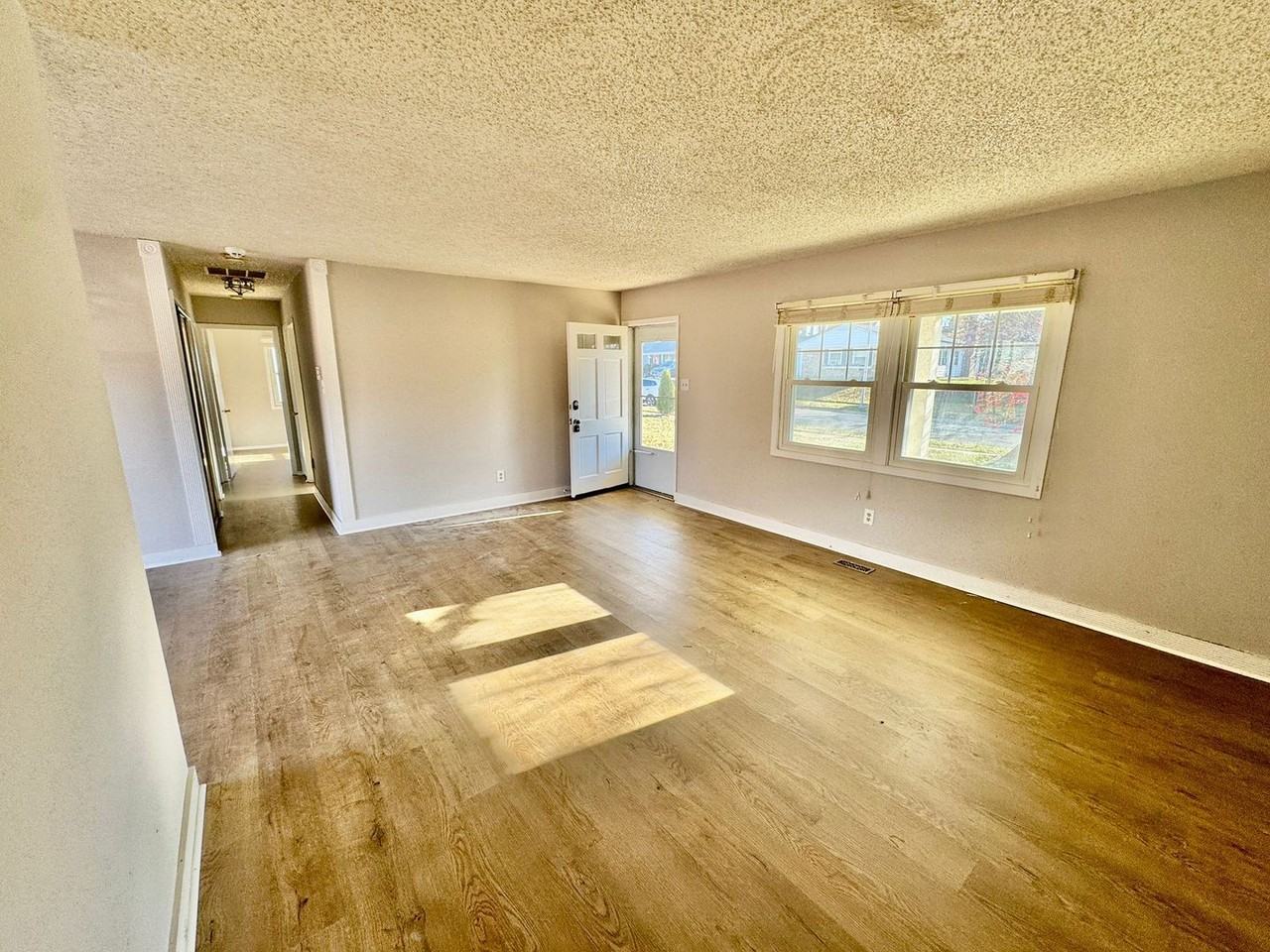 77 Executive Ln - Photo 2 of 21