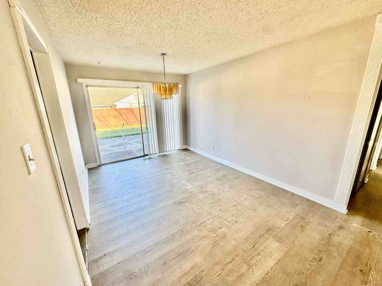 77 Executive Ln - Photo 3 of 21