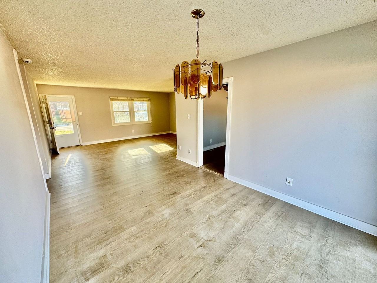77 Executive Ln - Photo 4 of 21