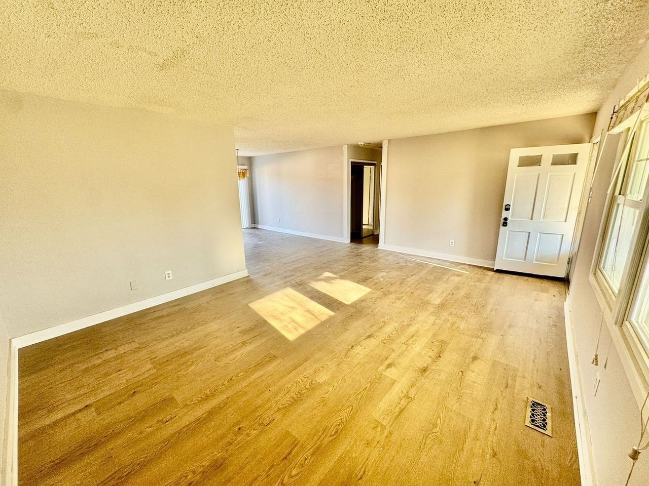 77 Executive Ln - Photo 5 of 21