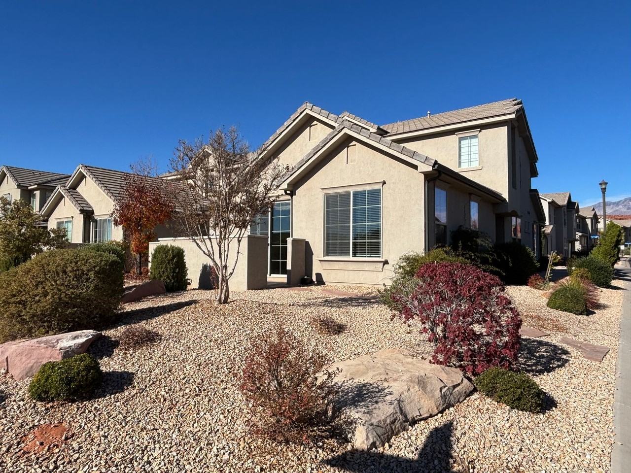 1934 E Vacation Ln - Photo 2 of 50