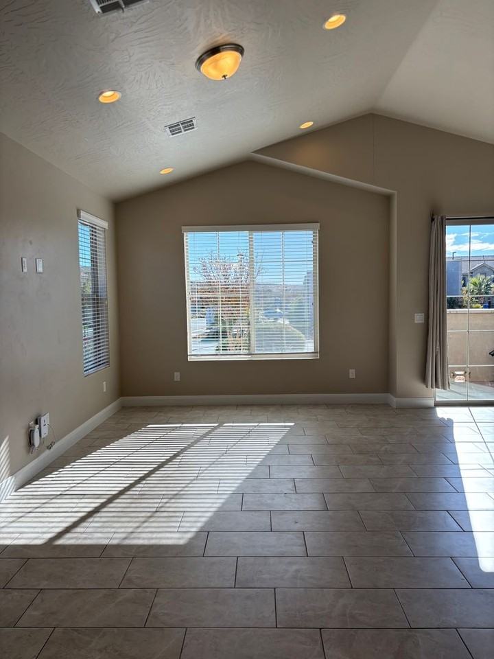 1934 E Vacation Ln - Photo 7 of 50