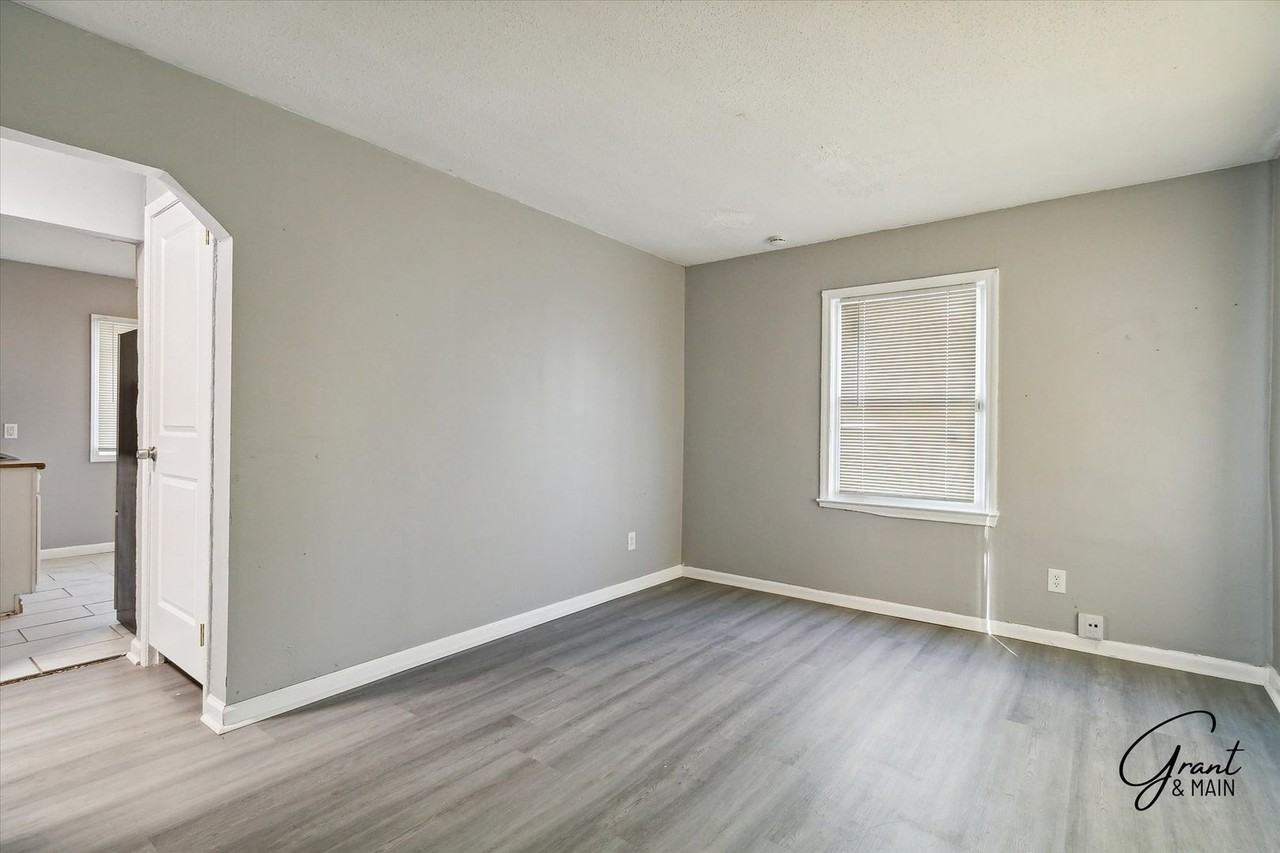 15847 Chatham St - Photo 4 of 17