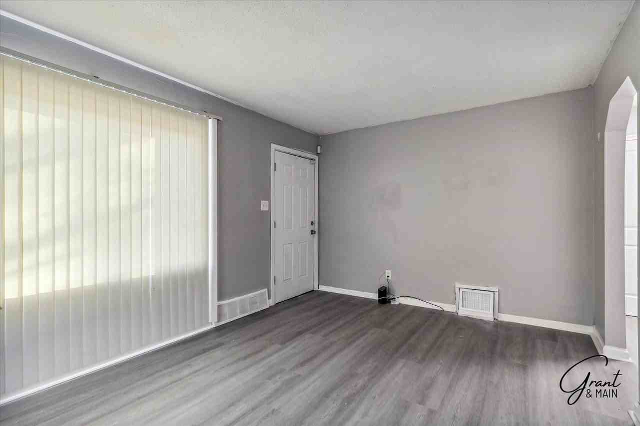 15847 Chatham St - Photo 5 of 17