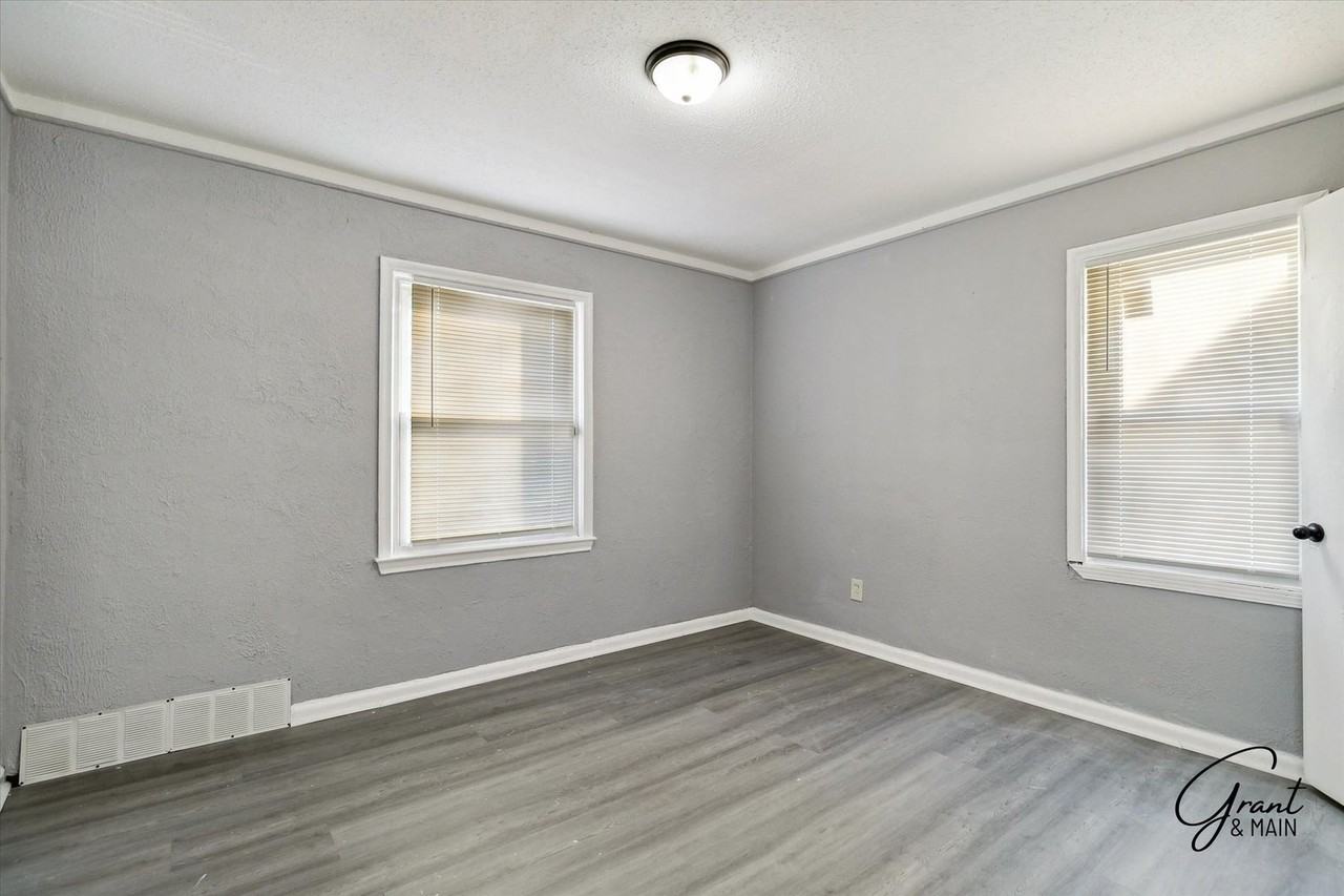 15847 Chatham St - Photo 6 of 17
