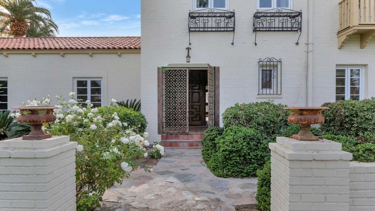 131 E Country Club Dr - Photo 2 of 22