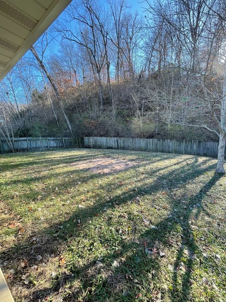 904 Manhattan Dr - Photo 2 of 16