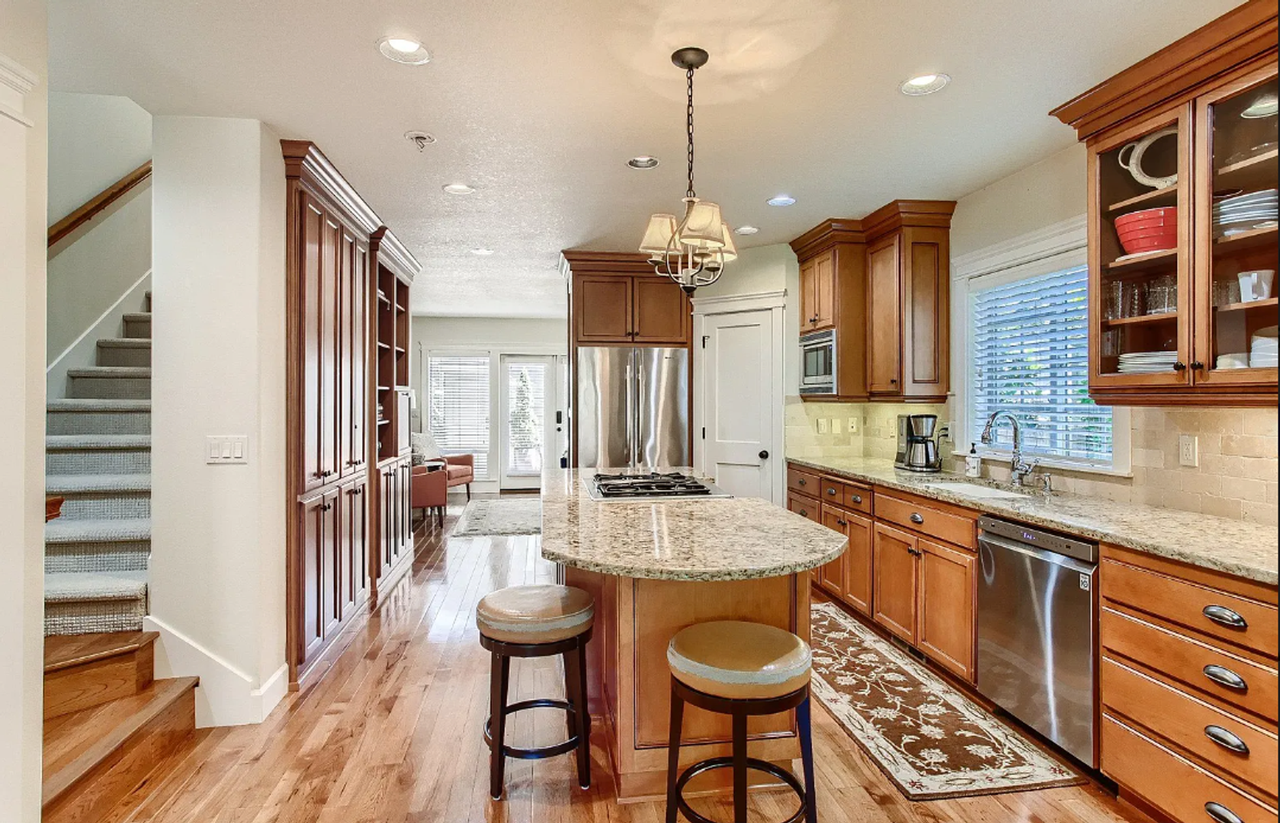 347 6th St - Photo 7 of 29