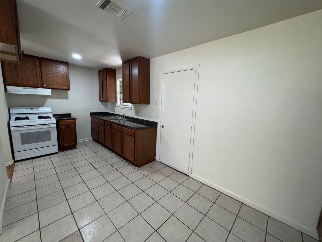 749 Tecumseh Trl - Photo 4 of 9