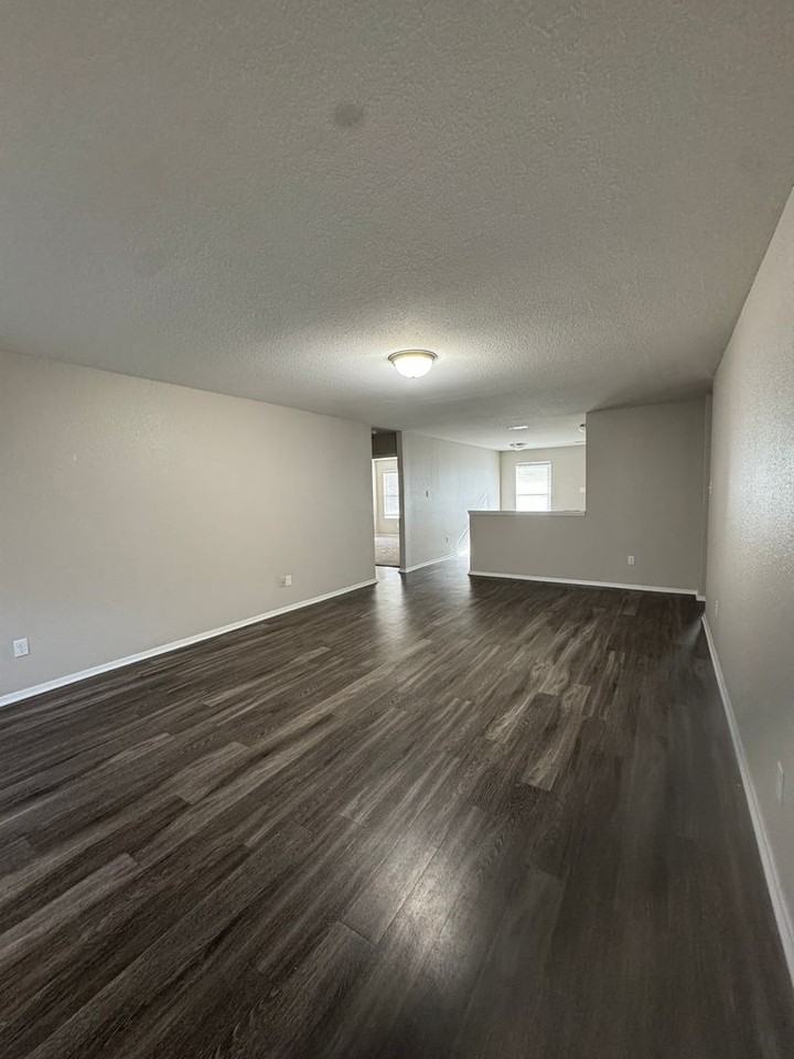 3913 Saddlecrest Dr - Photo 2 of 16