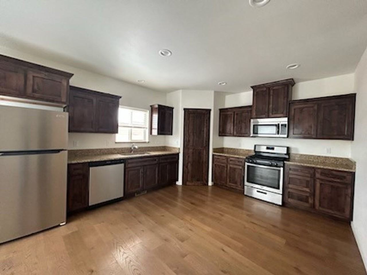 898 Se Strawberry Ln - Photo 2 of 11