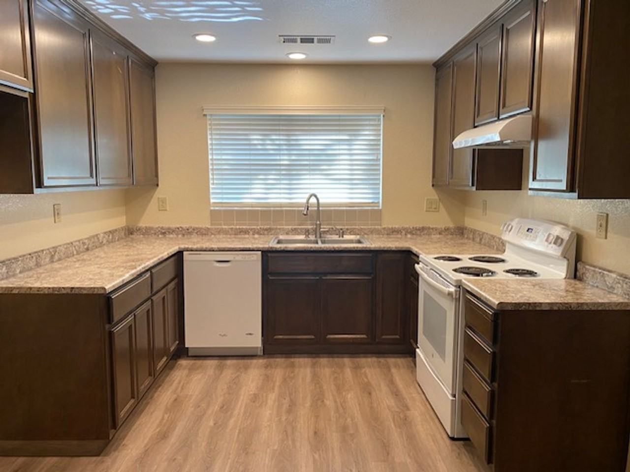 95304 N Tracy Blvd - Photo 2 of 11