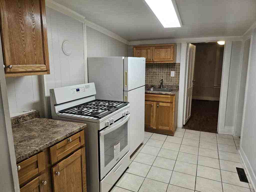 1108 Barrett St - Photo 5 of 10