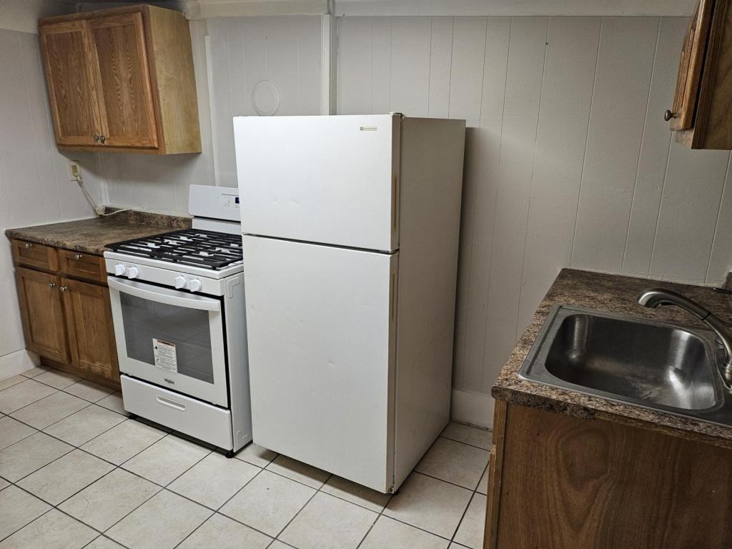 1108 Barrett St - Photo 6 of 10