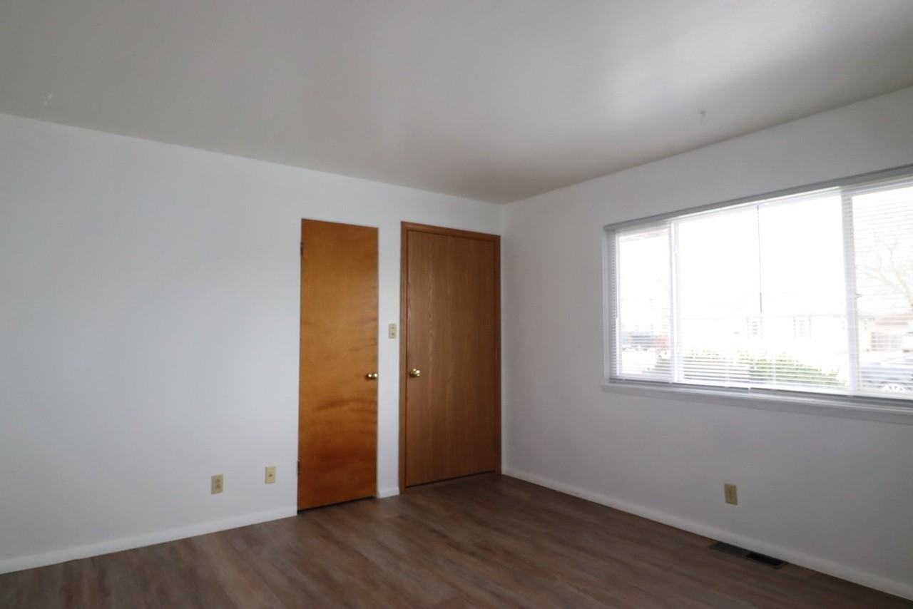 123 Andrew Ave - Photo 4 of 18