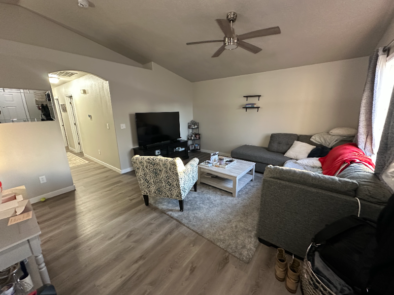 1060 Robin Pl - Photo 3 of 28