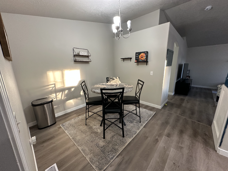 1060 Robin Pl - Photo 4 of 28