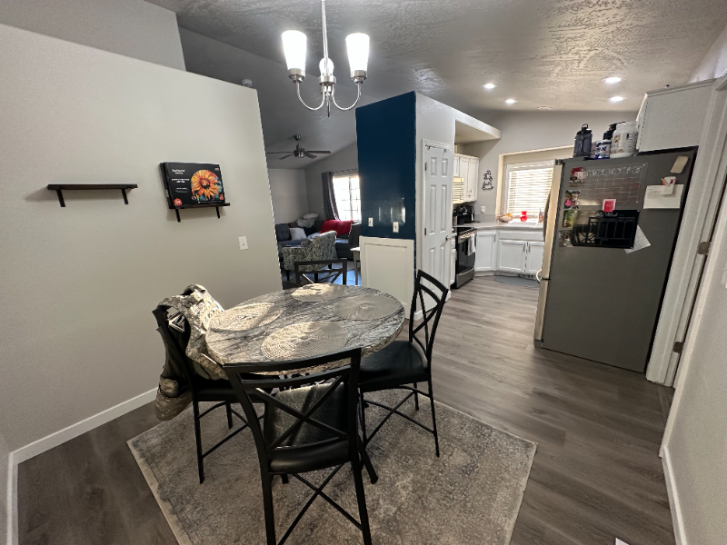 1060 Robin Pl - Photo 5 of 28