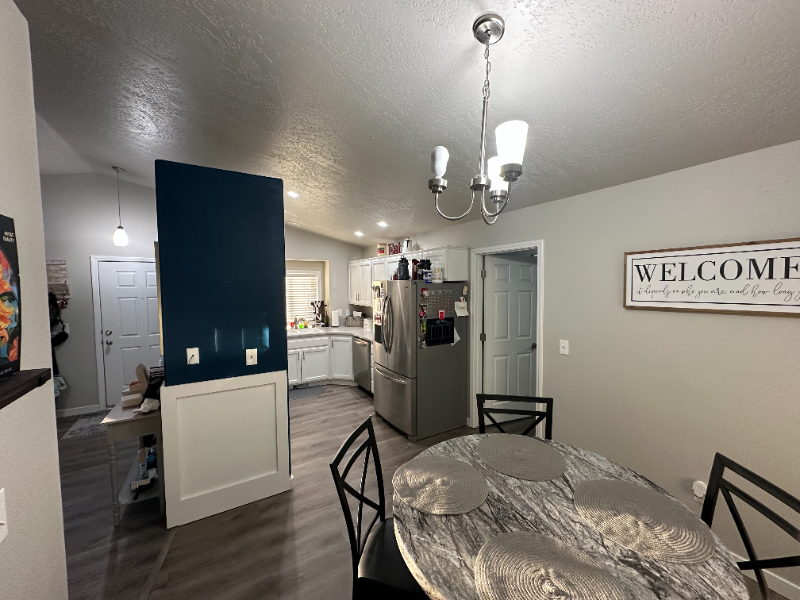 1060 Robin Pl - Photo 6 of 28