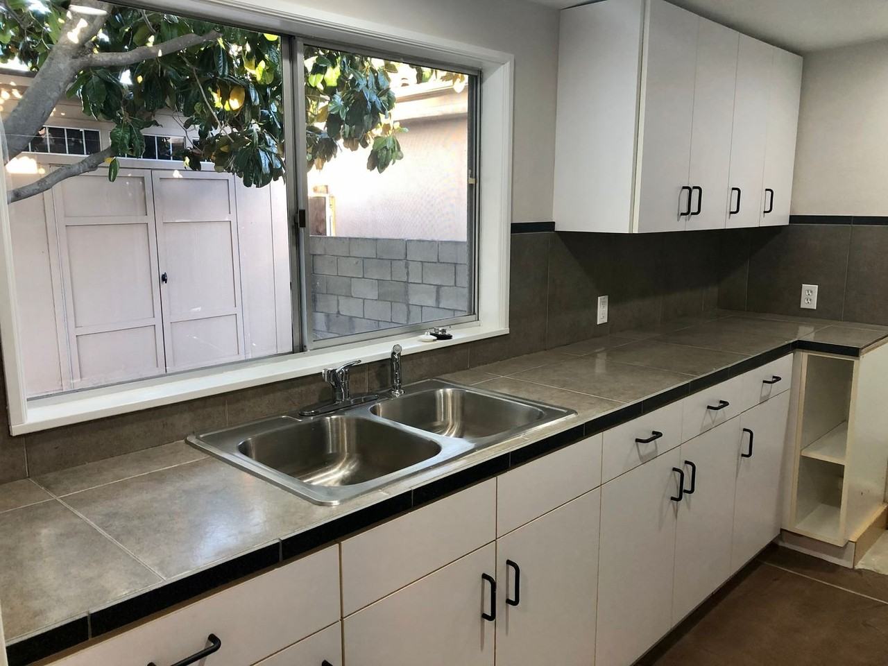 4677 Winona Ave - Photo 6 of 8