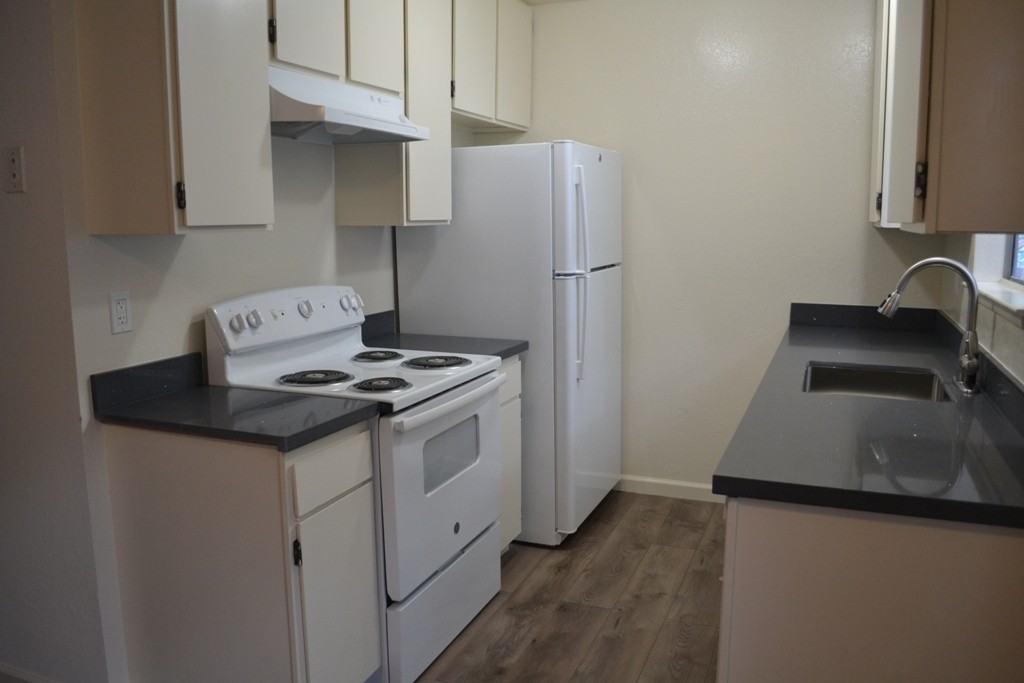 1002 Railroad Avenue - Photo 3 of 11