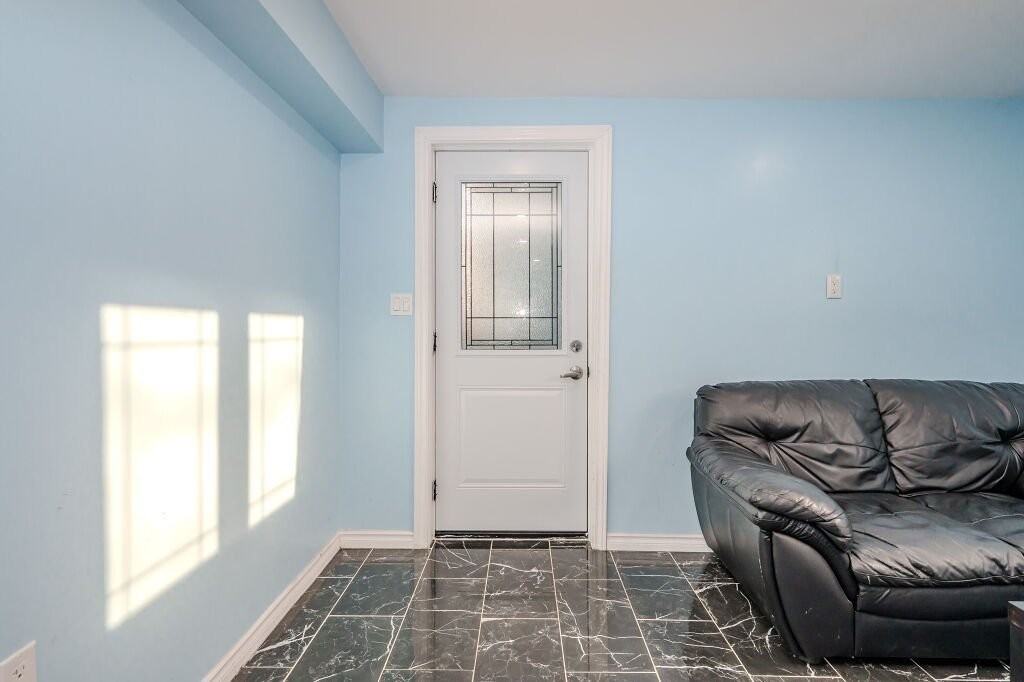 585 Edinburgh Rd S - Photo 3 of 23