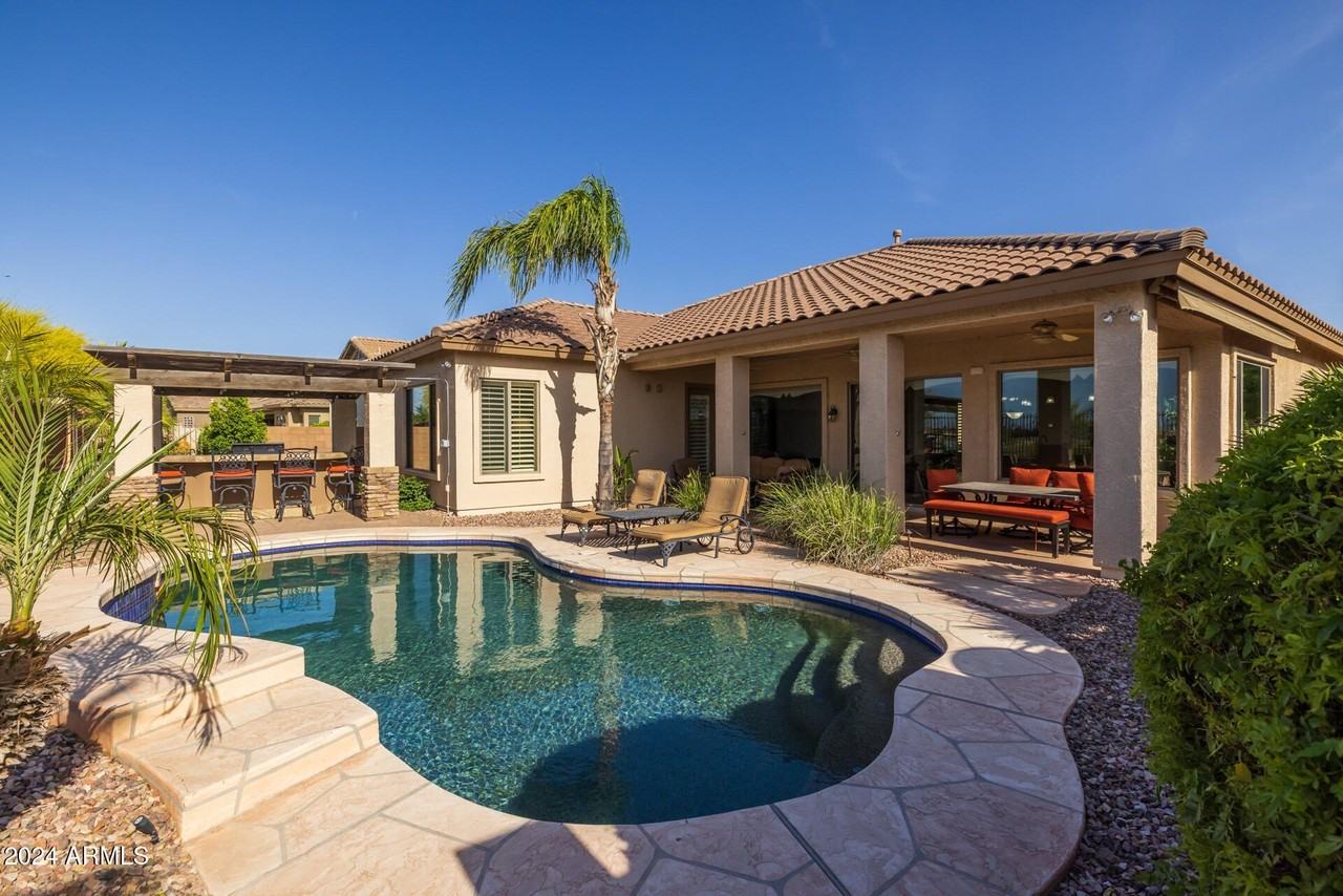 4176 Clubview Drive - Photo 6 of 38