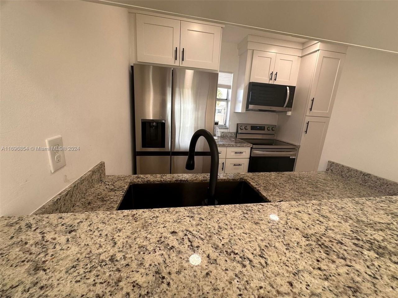 910 Twin Lakes Dr #8K - Photo 3 of 8