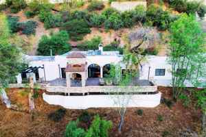 featured image of 2570 Nichols Canyon Road