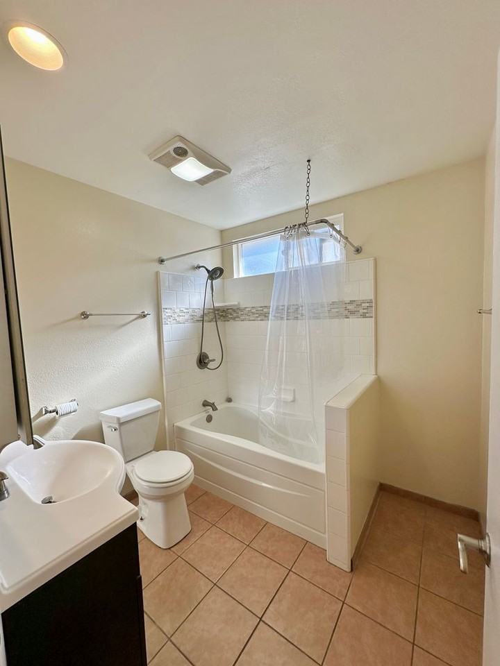 1936 Oak St #B - Photo 6 of 15